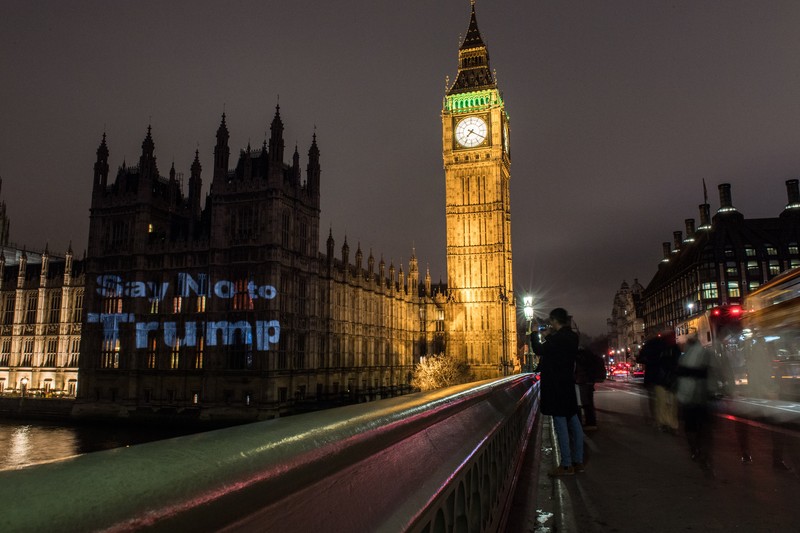 Ada yang terlihat berbeda dari Istana Westminster di London, Minggu (19/2). Gedung parlemen itu menjadi latar dari proyeksi bertuliskan 'Say No to Trump'.