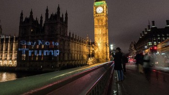 Nostradamus ramal Kebakaran Besar London tahun 1666: Apoteker Perancis Nostradamus menerbitkan kumpulan ramalan selama hidupnya dalam bahasa yang kadang ambigu. Ia meramal peristiwa mulai kematian Henry II hingga Hitler. Salah satu ramalannya yang paling jelas adalah tentang Kebakaran Besar London yang menghanguskan kota itu tahun 1666. Nostradamus menulis: “Darah orang-orang benar akan berkurang di London/Terbakar dalam api tahun 66:/Nyonya kuno akan tumbang dari kedudukannya yang tinggi/Banyak dari sekte yang sama akan dibunuh.” Foto: Chris J Ratcliffe/Getty Images.