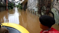 Selain karena normalisasi Kali Sunter yang belum selesai, banjir ini diperparah akibat tanggul di Bekasi jebol dan airnya masuk ke wilayah itu.