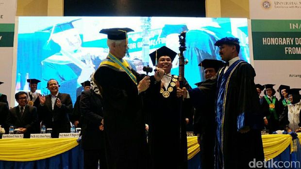 Peraih Nobel ekonomi terima gelar Doktor Honoris Causa dari Unair