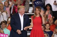 Foto: Penampilan Melania Trump yang Mencuri Perhatian dengan Gaun Merah