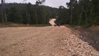 Pembangunan Jalan Trans Papua memanfaatkan teknologi baru kapur. (Kementerian PUPR).