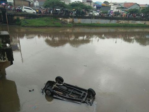 Mobil Tertabrak KRL di Cengkareng, 2 Orang Luka Parah