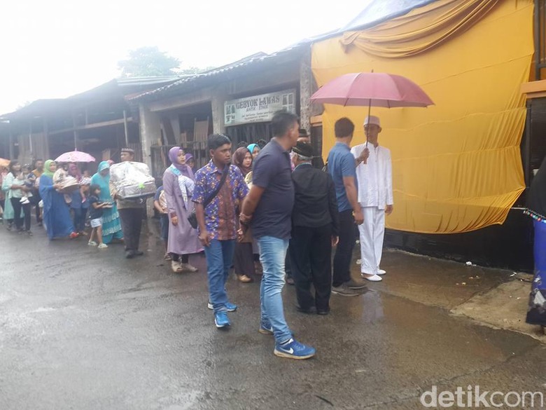 Demi Ijab Kabul Mempelai Pria Ini Terjang Banjir Bekasi