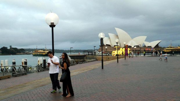 Wisatawan menikmati suasana sore di Sydney Opera House (Wahyu/detikTravel)