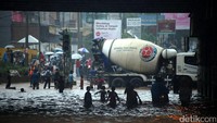 Kolong tol JORR Kalimalang terendam air.
