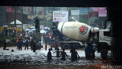 Kolong Tol JORR Kalimalang Tergenang Air