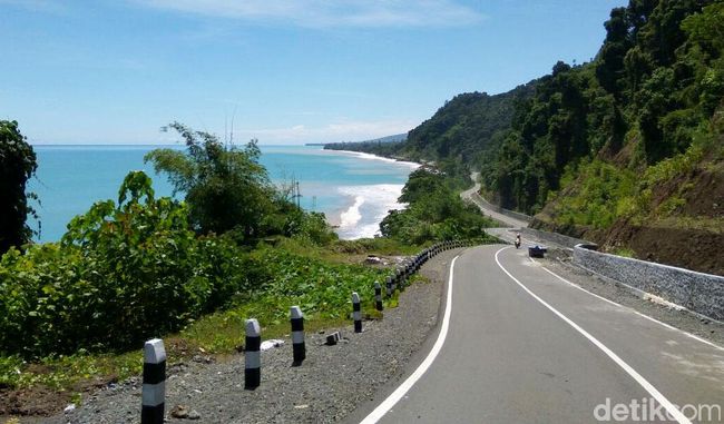 4 Jalan dengan Pemandangan Indah ini Hanya Ada di Indonesia