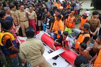 Ahok saat mengunjungi lokasi banjir.