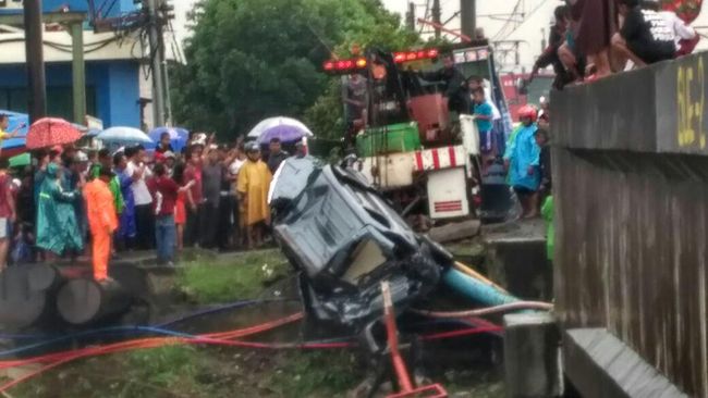 Mobil Tertabrak KRL di Cengkareng, 2 Orang Luka Parah