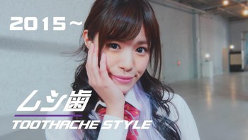 Ini bukan sedang sakit gigi. Tapi pose Toothache Style sempat menjadi tren di tahun 2015 lalu. Foto: screenshot YouTube