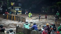 Meski genangan air terlihat cukup tinggi, masih ada beberapa pengendara sepeda motor yang nekat menerobos.