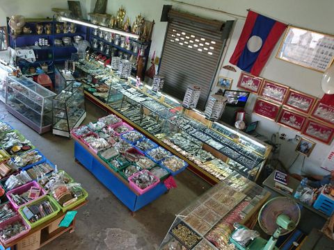 Pasar Pagi di Laos, Terima Semua Mata Uang Dunia