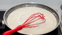 Tepung jagung bisa diracik jadi pelumas seks. Caranya, campurkan 250 ml air dengan 4 sendok teh tepung jagung. Campuran ini perlu diaduk merata dalam panci lalu dipanaskan dengan api kecil. Selanjutnya dinginkan di suhu ruang, pelumas pun siap digunakan.  Foto: iStock