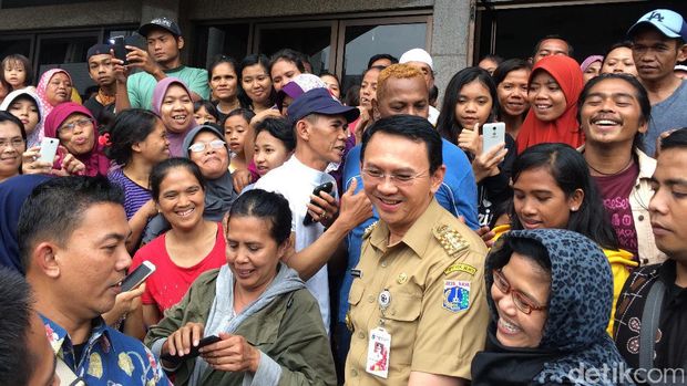 Ahok kunjungi korban banjir di Cipinang Muara