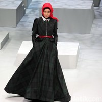 Koleksi busana Kursein Karzai yang mengangkat tema The Glory of Victorian Indonesia Fashion Week 2017 di Jakarta Convention Center. Senayan. Jakarta. [Foto: Mohammad Abduh/Wolipop]