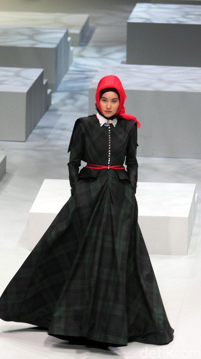 Koleksi busana Kursein Karzai yang mengangkat tema The Glory of Victorian Indonesia Fashion Week 2017 di Jakarta Convention Center. Senayan. Jakarta. [Foto: Mohammad Abduh/Wolipop]