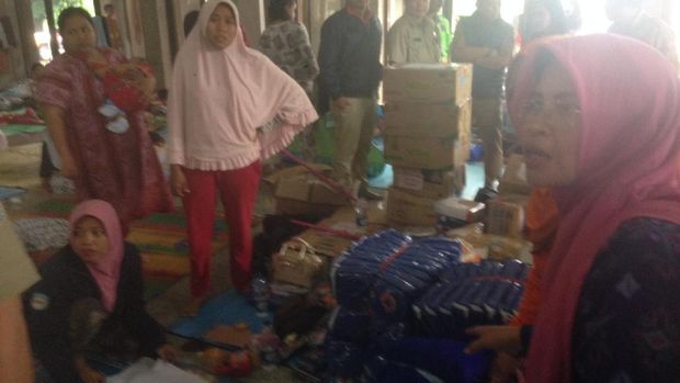 Petugas membagikan bantuan untuk para pengungsi.