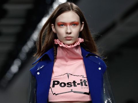 Unik, Ada Baju Penuh dengan Tempelan Kertas Post-it 