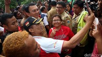 Para warga juga tak mau melewatkan kesempatan untuk sekedar berfoto bersama.