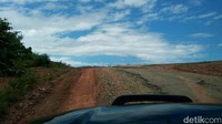 Pada titik 160 km, atau tepat di Gunung Botak, jalanan rusak dengan permukaan yang tidak teratur. Hal itu juga dikarenakan, gunung yang sering longsor dan membuat permukaan jalan mudah retak dan rusak.
