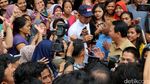 Ahok Kunjungi Pengungsi Banjir Cipinang Melayu