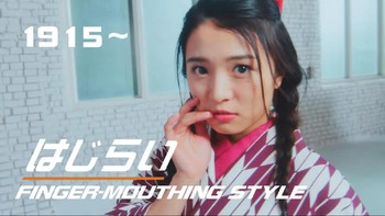 Walau pertama kali dicetuskan tahun 1915 silam, pose Finger-Mouthing Style ini masih kerap dipakai oleh remaja masa kini. Foto: screenshot YouTube