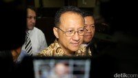 Tim KPK yang memang telah melakukan pemantauan di rumah kemudian menangkap tangan Irman, Xaveriandy dan Memi di hari yang sama saat uang diberikan. Sekitar 1x 24 jam kemudian ketiganya ditetapkan sebagai tersangka dan langsung ditahan.