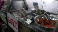 Seafood segar juga tersedia di pasar tradisional ini. Ada ikan kakap merah, kerang, hingga udang. Sydney memang dikenal sebagai kota pelabuhan, maka tak heran seafood segar sangat mudah didapatkan di kota ini (Wahyu/detikTravel)