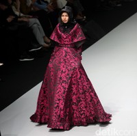 Koleksi busana Kursein Karzai yang mengangkat tema The Glory of Victorian Indonesia Fashion Week 2017 di Jakarta Convention Center. Senayan. Jakarta. [Foto: Mohammad Abduh/Wolipop]