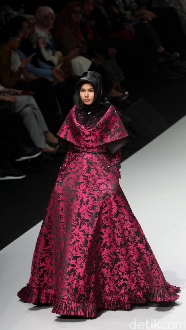 Koleksi busana Kursein Karzai yang mengangkat tema The Glory of Victorian Indonesia Fashion Week 2017 di Jakarta Convention Center. Senayan. Jakarta. [Foto: Mohammad Abduh/Wolipop]