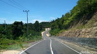 Pernampakan jalan sepanjang Manokwari hingga perbatasan arah mau ke Mameh bisa terbilang sudah layak dilalu dua kendaran baik mobil 4WD maupun kendaraan truk sedang.