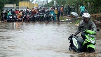 Banyak kendaraan, baik roda dua maupun roda empat tidak bisa menembus genangan.