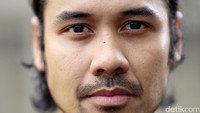Brewok tipis dan tatapan matanya mampu membuat para wanita jatuh hati.