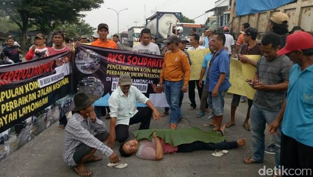 Warga Lamongan protes jalan rusak