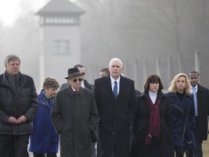Kunjungan Emosional Wapres AS ke Kamp Konsentrasi Nazi di Jerman
