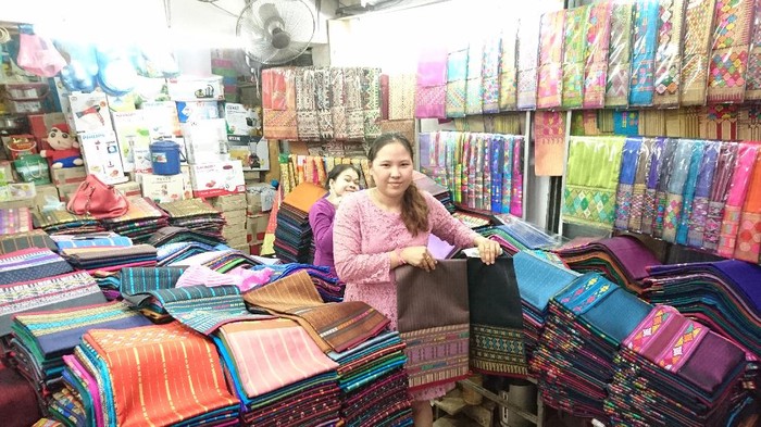 Pasar Pagi di Laos, Terima Semua Mata Uang Dunia