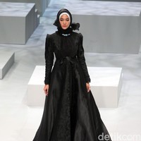 Koleksi busana Kursein Karzai yang mengangkat tema The Glory of Victorian Indonesia Fashion Week 2017 di Jakarta Convention Center. Senayan. Jakarta. [Foto: Mohammad Abduh/Wolipop]
