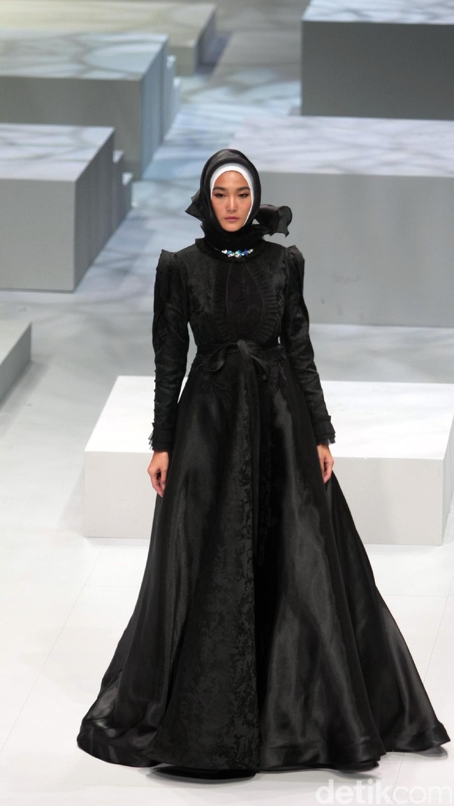 Koleksi busana Kursein Karzai yang mengangkat tema The Glory of Victorian Indonesia Fashion Week 2017 di Jakarta Convention Center. Senayan. Jakarta. [Foto: Mohammad Abduh/Wolipop]