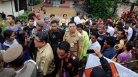 Ahok tidak berkeliling wilayah banjir menggunakan perahu karet, melainkan melihat dari pinggir area yang tidak terkena banjir.