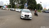 Iring-iringan Datsun Risers Expedition melintasi Kota Cirebon.