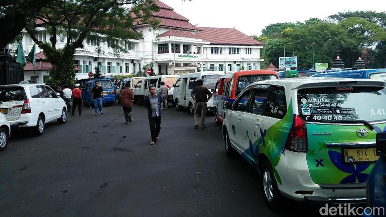 Angkutan Umum se Malang Raya Ancam Demo Balai Kota Angkutan Umum se Malang Raya Ancam Demo Balai Kota