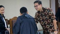 Brotoseno menyapa jaksa.