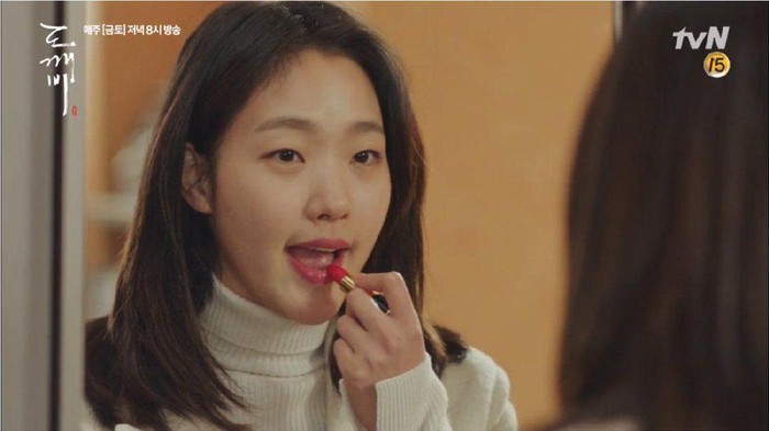 Kim Go Eun saat berperan sebagai Ji Eun Tak di drama Goblin. Foto: TvN Kim Go Eun saat berperan sebagai Ji Eun Tak di drama Goblin. Foto: TvN