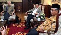 Namun karena anggota Komite I DPD tidak ada yang hadir akhirnya mereka diterima Ketua DPD.