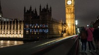 Slogan anti-Trump ini diproyeksikan sebelum anggota parlemen di Istana Westminster akan membahas kunjungan kenegaraan Presiden AS Donald Trump. Chris J Ratcliffe/Getty Images.