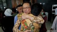 Dalam surat tuntutannya, jaksa meyakini Irman melanggar Pasal 12 huruf b UU Nomor 20 Tahun 2001 tentang Pemberantasan Tindak Pidana Korupsi. Selain itu, jaksa meminta majelis hakim mencabut hak untuk dipilih dan memilih Irman dalam jabatan publik selama 3 tahun setelah menjalani pidana pokok.