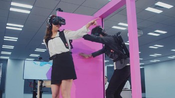 Eits, Pintu ke Mana Saja ini hanya bisa dinikmati dengan menggunakan headset virtual reality. Jadi memang tidak sungguhan, hanya dapat dirasakan sensasinya. Foto: screenshot YouTube