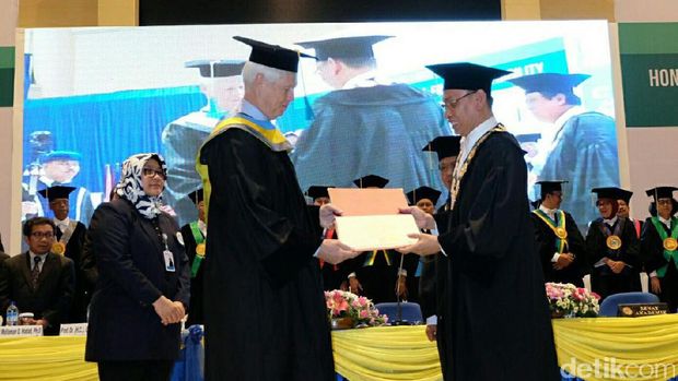 Peraih Nobel ekonomi terima gelar Doktor Honoris Causa dari Unair