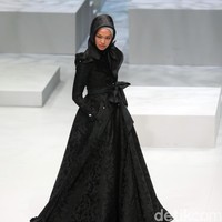 Koleksi busana Kursein Karzai yang mengangkat tema The Glory of Victorian Indonesia Fashion Week 2017 di Jakarta Convention Center. Senayan. Jakarta. [Foto: Mohammad Abduh/Wolipop]